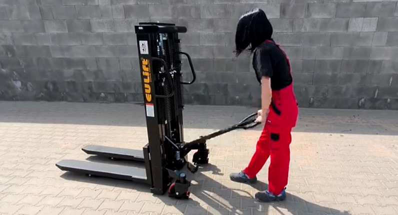 Úvod videa manipulácia s ručným vysokozdvižným vozíkom